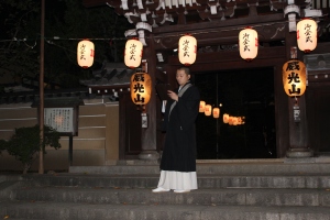 案内をする僧侶（2010年10月18日撮影）