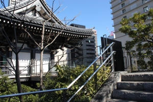 青松寺山門につながる連絡通路（2011年1月31日撮影）