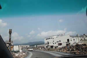 津波で破壊された気仙沼市の水産業加工地帯（2011年7月27日）