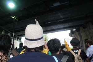 恵比寿駅高架下をくぐるドラムデモ