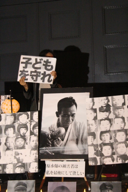 文部科学省前抗議行動で掲げられた久保山愛吉の「遺影」（2012年11月11日）