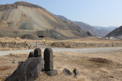 松木堆積場と旧松木村民の墓標（2016年2月27日）